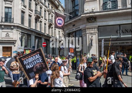 London, Großbritannien. August 2024. Demonstranten marschieren während der Kundgebung am Oxford Circus-Zweig von Canada Goose vorbei. Tierschutzaktivisten marschierten in London, um ein Ende der Ausbeutung von Tieren und Tierversuchen zu fordern. Quelle: SOPA Images Limited/Alamy Live News Stockfoto