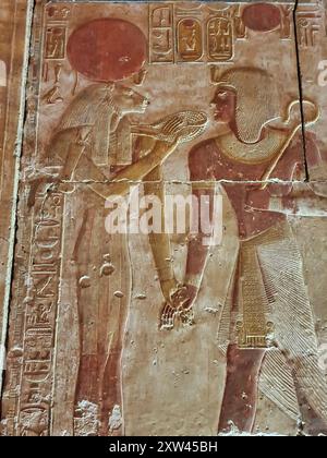 Pharoah Seti I. opfert Gebete an die Löwengöttin Sekhmet in einem gemalten Wandrelief im Tempel von Seti, erbaut im 13. Jahrhundert v. Chr. von Pharoah Seti I. in der Nähe von Abydos, Ägypten Stockfoto