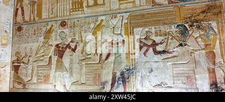 Pharoah Seti I. bietet Gebete an, um die Unterwelt zu schützen, Osiris in diesen gemalten Wandreliefs im Tempel von Seti, erbaut im 13. Jahrhundert v. Chr. von Pharoah Seti I. in der Nähe von Abydos, Ägypten Stockfoto