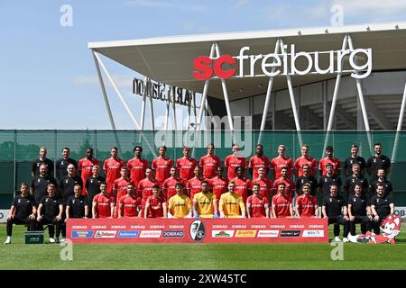 Freiburg, Deutschland - 08. August 2024: Mediaday/Fotosession mit 1. Bundesliga SC Freiburg Profis, Team-Foto - hintere Reihe: Athletiktrainer Maximilian Kessler, Athletiktrainer Daniel Wolf, Bruno Ogbus, Christian Günter, Kenneth Schmidt, Max Rosenfelder, Patrick Osterhage, Merlin Röhl, Michael Gregoritsch, Jordy Makengo, Matthias Ginter, Philipp Lienhart, Eren Dinkci, Analyst Franz-Georg Wieland, Torwarttrainer Michael Müller mittlere Reihe: Physiotherapeut Florian Mack, Mannschaftsarzt Dr. Jochen Gruber, Mannschaftsarzt Prof. Dr. Torben Pottgießer, Maximilian Eggestein, Nicolas Höfler, Maximilian Maximilian Stockfoto