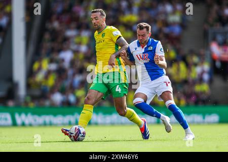 Shane Duffy aus Norwich City wird von Ryan Hedges von Blackburn Rovers während des Sky Bet Championship Matches Norwich City gegen Blackburn Rovers in Carrow Road, Norwich, Vereinigtes Königreich, 17. August 2024 unter Druck gesetzt (Foto: Izzy Poles/News Images) Stockfoto