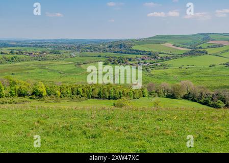 Blick von hoch oben im Arundel Park nach Osten über den Fluss Arun Flood Plain und Houghton und Amberley - South Downs National Park, West Sussex, Großbritannien. Stockfoto