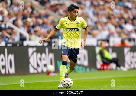 Newcastle, Großbritannien. August 2024. Newcastle, England, 17. August 2024: Yukinari Sugawara aus Southampton spielt am 17. AUGUST 2024 in Newcastle, ENGLAND mit dem Ball während des Premier League Matchweek 1-Spiels zwischen Newcastle United und Southampton FC im St. James Park. (Foto: Richard Callis/SPP) (Richard Callis/SPP) Credit: SPP Sport Press Photo. /Alamy Live News Stockfoto