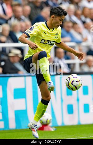 Newcastle, Großbritannien. August 2024. Newcastle, England, 17. August 2024: Yukinari Sugawara aus Southampton kontrolliert den Ball während des 1. Matchweek-1-Spiels der Premier League zwischen Newcastle United und Southampton FC am 17. August 2024 im St. James Park in Newcastle, England. (Foto: Richard Callis/SPP) (Richard Callis/SPP) Credit: SPP Sport Press Photo. /Alamy Live News Stockfoto