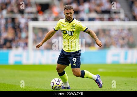 Newcastle, Großbritannien. August 2024. Newcastle, England, 17. August 2024: Adam Armstrong aus Southampton kontrolliert den Ball während des 1. Matchweek-1-Spiels der Premier League zwischen Newcastle United und Southampton FC am 17. August 2024 im St. James Park in Newcastle, England. (Foto: Richard Callis/SPP) (Richard Callis/SPP) Credit: SPP Sport Press Photo. /Alamy Live News Stockfoto