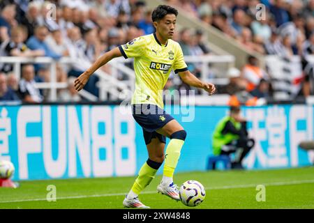 Newcastle, Großbritannien. August 2024. Newcastle, England, 17. August 2024: Yukinari Sugawara aus Southampton kontrolliert den Ball während des 1. Matchweek-1-Spiels der Premier League zwischen Newcastle United und Southampton FC am 17. August 2024 im St. James Park in Newcastle, England. (Foto: Richard Callis/SPP) (Richard Callis/SPP) Credit: SPP Sport Press Photo. /Alamy Live News Stockfoto