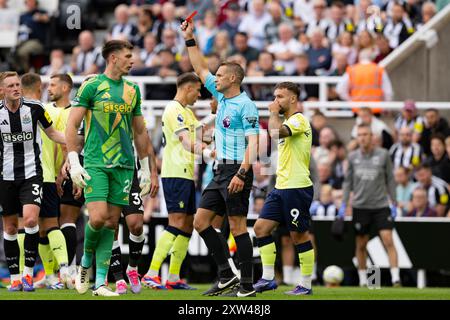 Newcastle, Großbritannien. August 2024. Newcastle, England, 17. August 2024: NEWCASTLE, ENGLAND - 17. AUGUST: der Schiedsrichter Craig Pawson (C) zeigt eine rote Karte für den Spieler Fabian Schär aus New Castle, der sich während des Spiels der Premier League Matchweek 1 zwischen Newcastle United und Southampton FC am 17. August 2024 im St. James Park in Newcastle, England, mit einem Spieler aus Southampton streitet. (Foto: Richard Callis/SPP) (Richard Callis/SPP) Credit: SPP Sport Press Photo. /Alamy Live News Stockfoto
