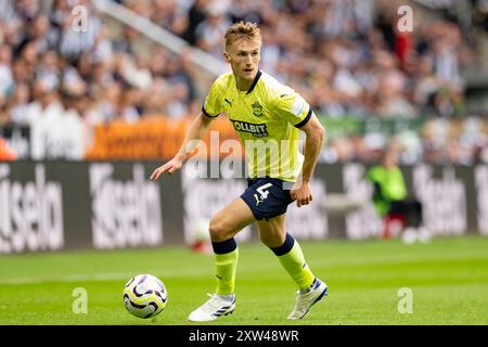 Newcastle, Großbritannien. August 2024. Newcastle, England, 17. August 2024: Flynn Downes aus Southampton spielt mit dem Ball während des 1. Premier League-Spiels zwischen Newcastle United und Southampton FC am 17. August 2024 in Newcastle, England. (Foto: Richard Callis/SPP) (Richard Callis/SPP) Credit: SPP Sport Press Photo. /Alamy Live News Stockfoto