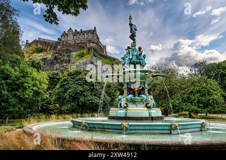 Kunstvoller gusseiserner viktorianischer Ross-Brunnen mit fließendem Wasser in den Princes Street Gardens unterhalb des Ausbaus der Burg Edinburgh in Schottland, Großbritannien Stockfoto