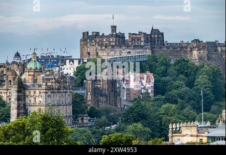 Blick auf das Stadtzentrum: Schloss mit Tattoos, Ramsey Gardens, Assembly & Lloyds Bankzentrale, Edinburgh, Schottland, Großbritannien Stockfoto