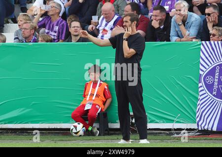 17. August 2024, Niedersachsen, Osnabrück: Fußball: DFB-Cup, VfL Osnabrück - SC Freiburg, 1. Runde im Stadion Bremer Brücke. Freiburger Trainer Julian Schuster steht an der Touchline. Foto: Friso Gentsch/dpa - WICHTIGER HINWEIS: Gemäß den Vorschriften der DFL Deutschen Fußball-Liga und des DFB Deutschen Fußball-Bundes ist es verboten, im Stadion und/oder im Spiel aufgenommene Fotografien in Form von sequenziellen Bildern und/oder videoähnlichen Fotoserien zu verwenden oder zu verwenden. Stockfoto