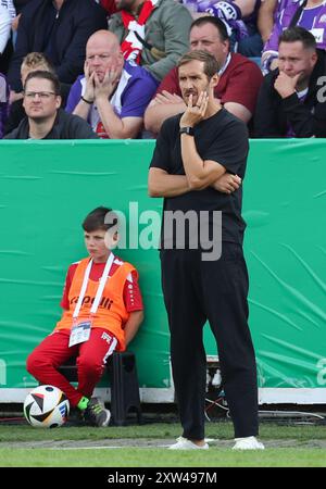 17. August 2024, Niedersachsen, Osnabrück: Fußball: DFB-Cup, VfL Osnabrück - SC Freiburg, 1. Runde im Stadion Bremer Brücke. Freiburger Trainer Julian Schuster steht an der Touchline. Foto: Friso Gentsch/dpa - WICHTIGER HINWEIS: Gemäß den Vorschriften der DFL Deutschen Fußball-Liga und des DFB Deutschen Fußball-Bundes ist es verboten, im Stadion und/oder im Spiel aufgenommene Fotografien in Form von sequenziellen Bildern und/oder videoähnlichen Fotoserien zu verwenden oder zu verwenden. Stockfoto