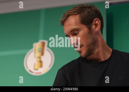 17. August 2024, Niedersachsen, Osnabrück: Fußball: DFB-Cup, VfL Osnabrück - SC Freiburg, 1. Runde im Stadion Bremer Brücke. Freiburger Trainer Julian Schuster spricht während der Pressekonferenz. Foto: Friso Gentsch/dpa - WICHTIGER HINWEIS: Gemäß den Vorschriften der DFL Deutschen Fußball-Liga und des DFB Deutschen Fußball-Bundes ist es verboten, im Stadion und/oder im Spiel aufgenommene Fotografien in Form von sequenziellen Bildern und/oder videoähnlichen Fotoserien zu verwenden oder zu verwenden. Stockfoto