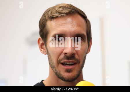 17. August 2024, Niedersachsen, Osnabrück: Fußball: DFB-Cup, VfL Osnabrück - SC Freiburg, 1. Runde im Stadion Bremer Brücke. Freiburger Trainer Julian Schuster spricht während der Pressekonferenz. Foto: Friso Gentsch/dpa - WICHTIGER HINWEIS: Gemäß den Vorschriften der DFL Deutschen Fußball-Liga und des DFB Deutschen Fußball-Bundes ist es verboten, im Stadion und/oder im Spiel aufgenommene Fotografien in Form von sequenziellen Bildern und/oder videoähnlichen Fotoserien zu verwenden oder zu verwenden. Stockfoto