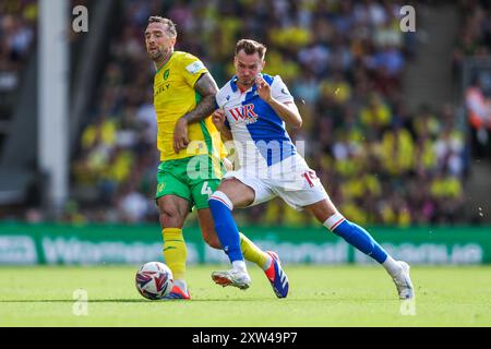 Norwich, Großbritannien. August 2024. Shane Duffy aus Norwich City wird von Ryan Hedges von Blackburn Rovers während des Sky Bet Championship Matches Norwich City gegen Blackburn Rovers in Carrow Road, Norwich, Vereinigtes Königreich, 17. August 2024 (Foto: Izzy Poles/News Images) in Norwich, Vereinigtes Königreich, am 17. August 2024 unter Druck gesetzt. (Foto: Izzy Poles/News Images/SIPA USA) Credit: SIPA USA/Alamy Live News Stockfoto
