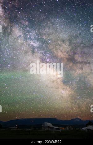 Die Milchstraße-Galaxie strahlt hell im Luftschein über dem Mormon Row Historical District. Grand Teton National Park, Wyoming Stockfoto