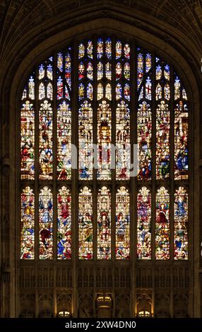 Kings College Chapel Cambridge - The West Window - prächtiges Buntglasfenster; Kings College Chapel Interior, Cambridge UK Stockfoto