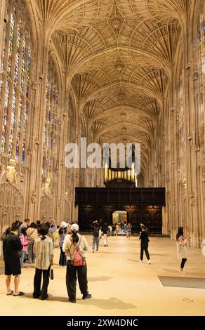 Kings College Chapel Cambridge; Innenraum mit Besuchern und der Leinwand und Orgel; Kings College Chapel Cambridge England UK; Reisen. Stockfoto