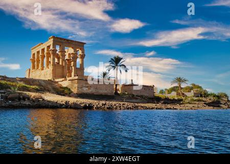 Atemberaubender Blick auf die Säulen des Kiosks von Trajan auf der Insel Agilkia im Tempel der Isis auf Philae Island am Lake Nasser, erbaut von Nectanebo und Ptolemaios Pharoahs in der Nähe von Assuan, Ägypten Stockfoto