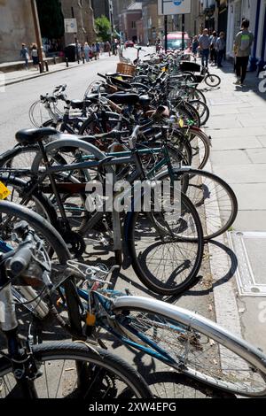 Fahrräder im Fahrradständer Cambridge City Centre Stockfoto