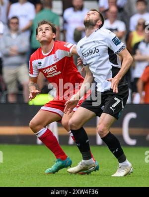 Derby, Großbritannien. August 2024. Tommy CONWAY von Middlesbrough FC und Tom BARKHUIZEN von Derby County FC sind bereit, den Ball aus einem Torstoß während des Sky Bet Championship Matches Derby County gegen Middlesbrough im Pride Park Stadium, Derby, Großbritannien, 17. August 2024 (Foto: Mark Dunn/News Images) in Derby, Vereinigtes Königreich am 17. August 2024. (Foto: Mark Dunn/News Images/SIPA USA) Credit: SIPA USA/Alamy Live News Stockfoto