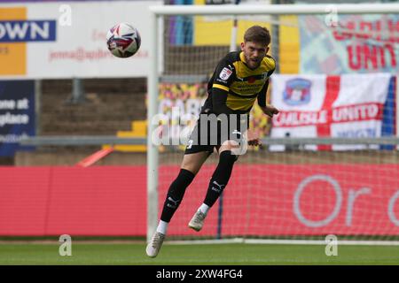 Barrow's Ben Jackson macht am Samstag, den 17. August 2024, eine Freilassung während des Spiels der Sky Bet League 2 zwischen Carlisle United und Barrow in Brunton Park, Carlisle. (Foto: Michael Driver | MI News) Credit: MI News & Sport /Alamy Live News Stockfoto