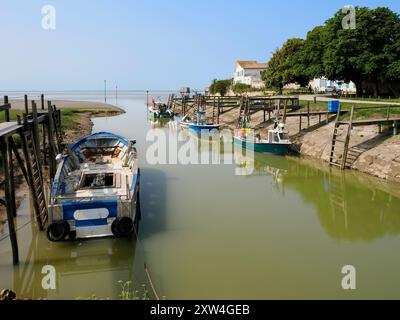 Chenal mit kleinen Fischerbooten in Talmont sur Gironde, einer Gemeinde im Departement Charente-Maritime in der Region Nouvelle-Aquitaine Stockfoto