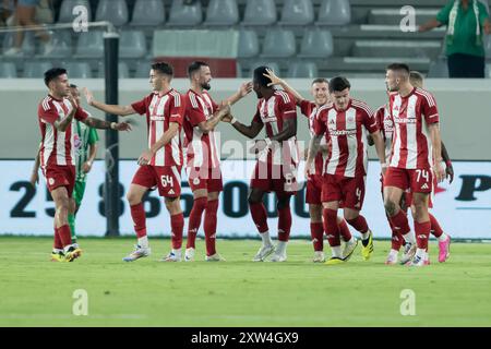 Aris FC Limassol lädt Olympiacos Piraeus FC am 10. August 2024 zu einem Freundschaftsspiel im AlfaMega Stadium in Limassol, Zypern ein Stockfoto