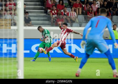 Aris FC Limassol lädt Olympiacos Piraeus FC am 10. August 2024 zu einem Freundschaftsspiel im AlfaMega Stadium in Limassol, Zypern ein Stockfoto