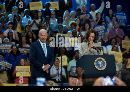 Largo, Usa. August 2024. US-Vizepräsidentin Kamala Harris spricht am Donnerstag, den 15. August, bei einer Veranstaltung mit US-Präsident Joe Biden im Prince George's County Community College in Largo, Maryland, USA. 2024. die Veranstaltung konzentrierte sich auf die „Senkung der Drogenkosten für das amerikanische Volk“ und war ihr erster gemeinsamer Auftritt seit Präsident Biden aus dem Präsidentschaftswahlkampf ausschied und Harris unterstützte. Foto: Annabelle Gordon/CNP/ABACAPRESS. COM Credit: Abaca Press/Alamy Live News Stockfoto