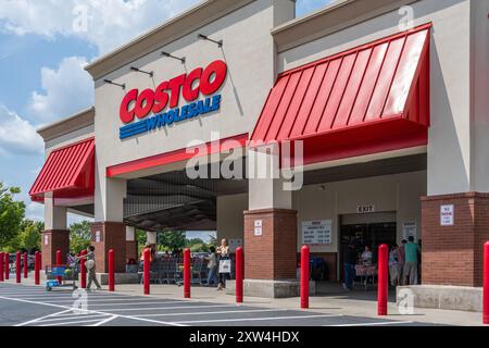 Kunden von Costco im Großhandelsgeschäft von Costco in Buford, Georgia, in der Nähe von Atlanta. (USA) Stockfoto