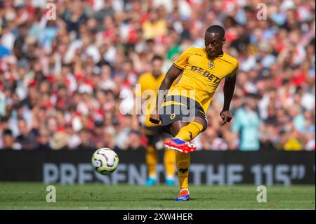 Emirates Stadium, London, Großbritannien. August 2024. Premier League Football, Arsenal gegen Wolverhampton Wanderers; Toti of Wolverhampton Wanderers übergibt den Ball Credit: Action Plus Sports/Alamy Live News Stockfoto