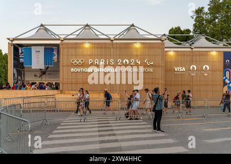 Paris, Frankreich - 10. August 2024: Besucher machen Fotos vor der olympischen Pop-up-Boutique auf den Champs-Elysées Stockfoto