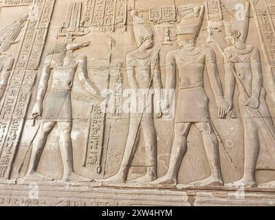 Wandrelief des Pharoah Ptolemäus vor der Krokodilköpfigen Göttin Sobek am Tempel von Sobek und Haroeris, erbaut im 2. Jahrhundert v. Chr. von Ptolemäus Pharoahs in KOM Ombo, nahe Assuan, Ägypten Stockfoto