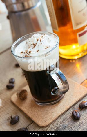 Irischer Kaffee mit Schokoladenkaffee und Muskatnuss. Stockfoto