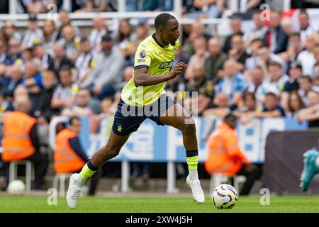 Newcastle, Großbritannien. August 2024. Newcastle, England, 17. August 2024: Joe Aribo aus Southampton spielt am 17. AUGUST 2024 im St. James Park in Newcastle, England, mit dem Ball während des Premier League Matchweek 1-Spiels zwischen Newcastle United und Southampton FC. (Foto: Richard Callis/SPP) (Richard Callis/SPP) Credit: SPP Sport Press Photo. /Alamy Live News Stockfoto