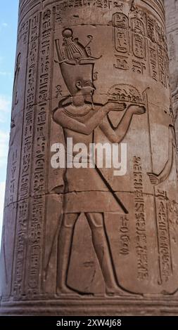 Gesunkenes Mauerrelief des Pharoah Ptolemaios VIII Euergetes II. Tryphon auf den äußeren Säulen des Tempels von Sobek und Haroeris, erbaut im 2. Jahrhundert v. Chr. von Ptolemaios Pharoahs in KOM Ombo, nahe Assuan, Ägypten Stockfoto