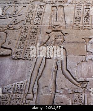 Versunkenes Mauerrelief des Kleopatra II. Consort von Ptolemäus VIII. Auf den äußeren Säulen mit Bokeh-Fokus am Tempel von Sobek und Haroeris, erbaut von Ptolemäus Pharoahs in KOM Ombo, nahe Assuan, Ägypten Stockfoto