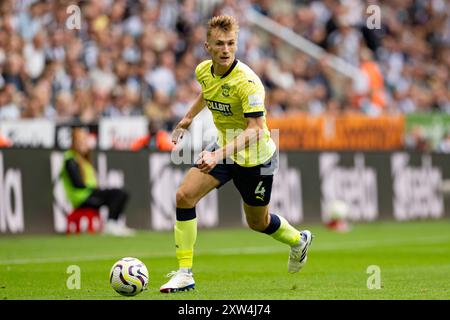 Newcastle, Großbritannien. August 2024. Newcastle, England, 17. August 2024: Flynn Downes aus Southampton spielt mit dem Ball während des 1. Premier League-Spiels zwischen Newcastle United und Southampton FC am 17. August 2024 in Newcastle, England. (Foto: Richard Callis/SPP) (Richard Callis/SPP) Credit: SPP Sport Press Photo. /Alamy Live News Stockfoto