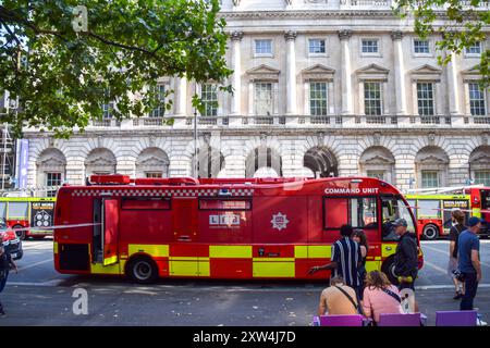 London, England, Großbritannien. August 2024. Feuerwehrleute am Tatort des Somerset House, als ein Feuer im historischen Gebäude ausbricht. (Kreditbild: © Vuk Valcic/ZUMA Press Wire) NUR REDAKTIONELLE VERWENDUNG! Nicht für kommerzielle ZWECKE! Stockfoto