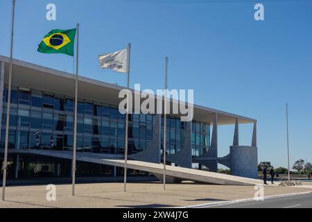 Brasilia, Brasilien - 22. Juli 2024: Brasilianische und Mercosul-Flaggen winken vor dem Planalto-Palast, dem Hauptquartier der Präsidentschaft. Stockfoto