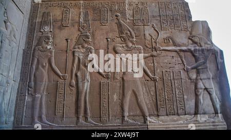 Mauerrelief von Kleopatra III., Kleopatra II. Und Ptolemaios VIII. Euergetes vor Horus im Bokeh-Fokus am Tempel von Sobek und Haroeris von Ptolemaios Pharoahs in KOM Ombo, nahe Assuan, Ägypten Stockfoto