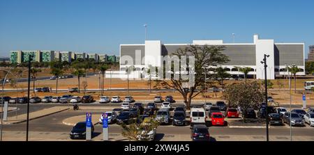 Brasilia, Brasilien - 22. Juli 2024: Gebäude der Nationalbibliothek und Stadtbild. Stockfoto