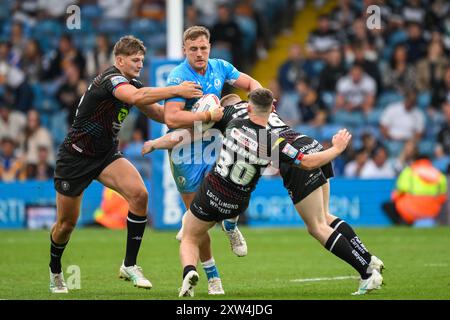 Matty Lees of St. Helens wird von Sam Walters von Wigan Warriors und Luke Thompson von Wigan Warriors während des Magic Weekend Match Wigan Warriors vs St Helens in Elland Road, Leeds, Großbritannien, 17. August 2024 (Foto: Craig Thomas/News Images) in, am 17. August 2024 angegriffen. (Foto: Craig Thomas/News Images/SIPA USA) Credit: SIPA USA/Alamy Live News Stockfoto