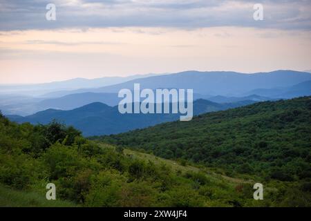 Atemberaubende Berglandschaft bei Sonnenaufgang mit mehrschichtigen Gipfeln und üppigem Laub im Vordergrund. Šiljak, Rtanj, Serbien Stockfoto