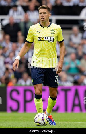 Newcastle, Großbritannien. August 2024. Newcastle, England, 17. August 2024: Jan Bednarek aus Southampton kontrolliert den Ball während des 1. Premier League-Spiels zwischen Newcastle United und Southampton FC am 17. August 2024 in Newcastle, England. (Foto: Richard Callis/SPP) (Richard Callis/SPP) Credit: SPP Sport Press Photo. /Alamy Live News Stockfoto