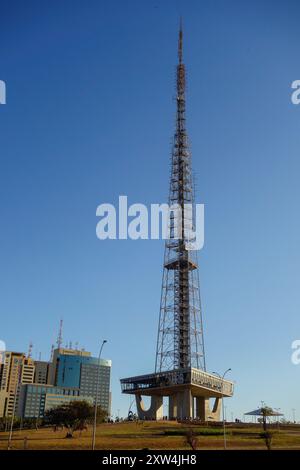 Brasilia, Brasilien - 22. Juli 2024: Panorama-Fernsehturm der Stadt. Stockfoto