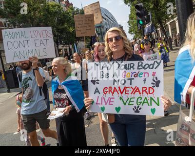 London, Großbritannien. August 2024. "Möge dein Körper Ein Garten oder Friedhof sein." Mehrere Tausend marschieren von Marble Arch zu einer Kundgebung auf dem Parliament Square, um zu fordern, dass Tiere nicht als Eigentum oder Ressourcen für Menschen behandelt werden sollten. Sie fordern die Leerung der Käfige, die Beendigung der Tierversuche und die Einstellung der Verwendung von Tieren zu irgendeinem Zweck und fordern „JETZT Tierbefreiung!“ Peter Marshall/Alamy Live News Stockfoto