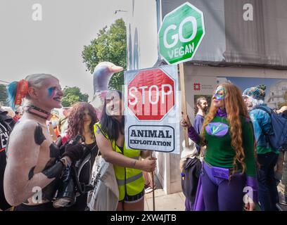 London, Großbritannien. August 2024. Mehrere Tausend marschieren von Marble Arch zu einer Kundgebung auf dem Parliament Square, um zu fordern, dass Tiere nicht als Eigentum oder Ressourcen für Menschen behandelt werden sollten. Sie fordern die Leerung der Käfige, die Beendigung der Tierversuche und die Einstellung der Verwendung von Tieren zu irgendeinem Zweck und fordern „JETZT Tierbefreiung!“ Peter Marshall/Alamy Live News Stockfoto