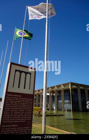 Brasilianische und Mercosul-Flaggen winken vor dem Itamaraty-Palast, dem Hauptquartier des brasilianischen Außenministeriums in Brasilia. Stockfoto